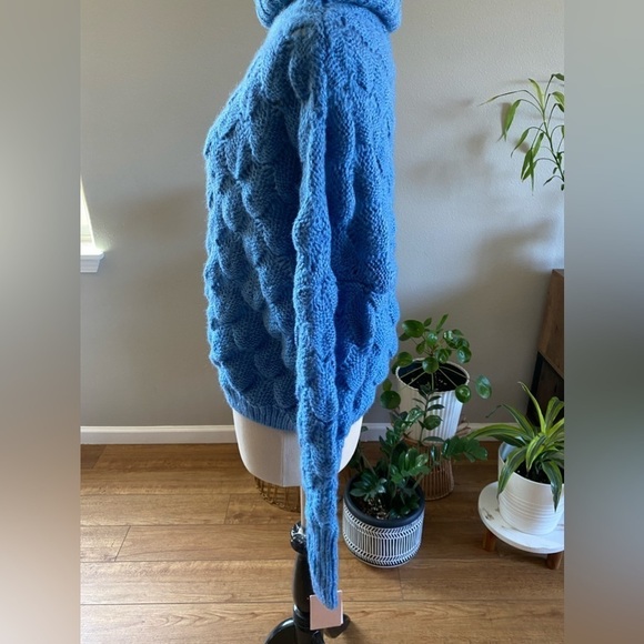 Bubble Stitch Open Knit Turtleneck blue Sweater
FRNCH size S/M - Picture 11 of 11